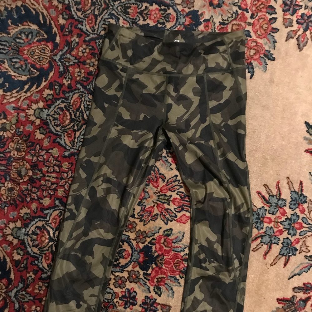 Gap size medium sculpt camo yoga pants